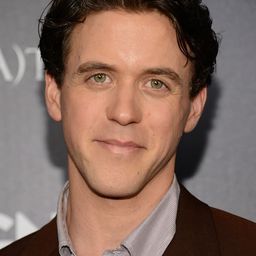 艾許利·祖克曼 飾演 Benjamin