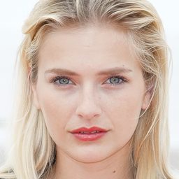 卡蜜兒哈薩 飾演 Claire Vallois