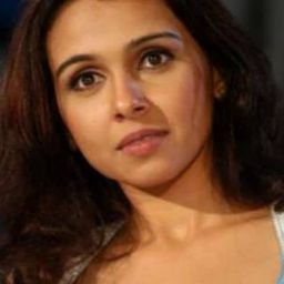 Suchitra Krishnamoorthi 飾演 Nivedita