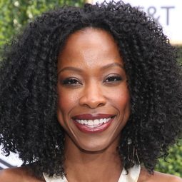 卡莉瑪·威斯布魯克 飾演 Papa Nebo