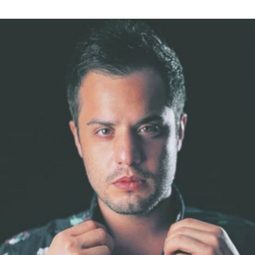 Pejvak Imani 飾演 Afshin