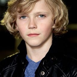 Tristan Riggs 飾演 Little Boy (uncredited)