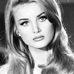 Barbara Bouchet 飾演 Sibilla