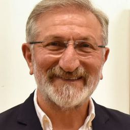 Gafur Uzuner 飾演 Kahveci Rüstem