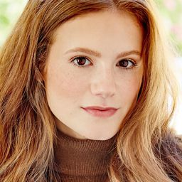 Frances Berry 飾演 Caitlin