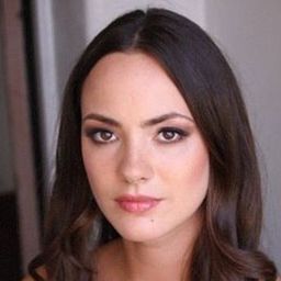 Sofya Skya 飾演 Maya Letiniskaya