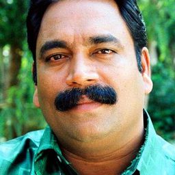 Vijayan Karanthoor 飾演 Father