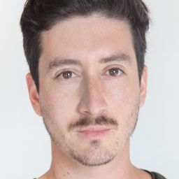 Daniel Álvarez Leyton 飾演 Enzo