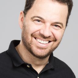 Daniel Mantero 飾演 Médico El Dueso