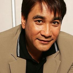 Toon Hiranyasap 飾演 Wiwat