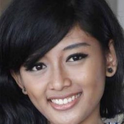 Annisa Hertami - 亂世情詩演員 飾演Yulia's Mom