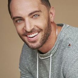 Zach Avery 飾演 James