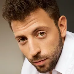 Leart Dokle 飾演 Skender