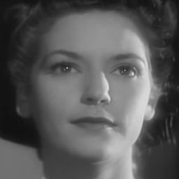 Leonor Maia 飾演 Nina