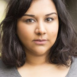 Sukh Ojla 飾演 Miss MacAskill