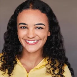 瑪麗莎博德 飾演 Self