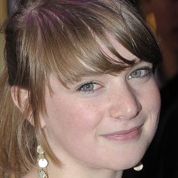 安珀·貝蒂 飾演 Gretel