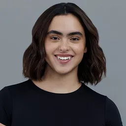 Julia Maque 飾演 Sam France