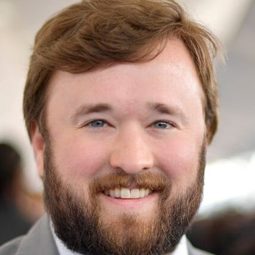 海利·喬·奧斯蒙 - 性教育演員 飾演Ed Cole