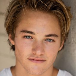 Mitchell Hoog 飾演 Evan