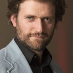 Henry Douthwaite 飾演 Norman Nash