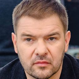 托馬士·卡洛拉克 - 今時之慾演員 飾演School Principal (archive footage) (uncredited)