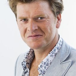 Beau van Erven Dorens 飾演 Fraser