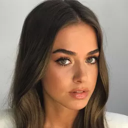 班蘇·索拉爾 飾演 Nazlı Noyan