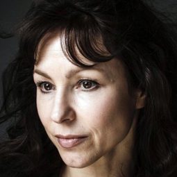 Coraly Zahonero 飾演 Narrator (voice)