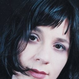 Eszter Balint - 死無可死演員 飾演Fern