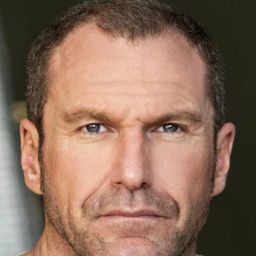 Matthew G. Taylor 飾演 Nemesis