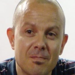 Fernando Cabrera 飾演 Steve Gigs (voice)