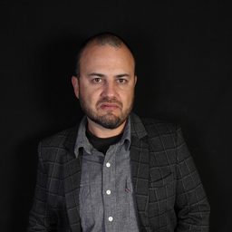 Julián Candón - 沼澤失蹤罪演員 飾演Cazador 1