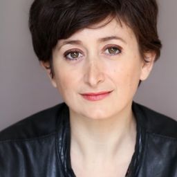 Jeanne Arenes 飾演 Roselyne