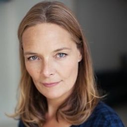 瑪麗·尼森 - 阿瑪菲豔陽天演員 飾演Brigitte