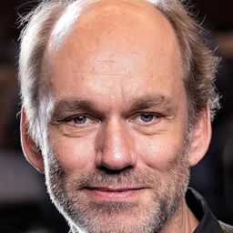 Jacob Højlev Jørgensen 飾演 The lawyer