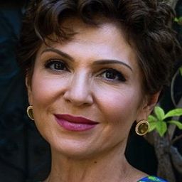 Tamila Koulieva 飾演 Olga