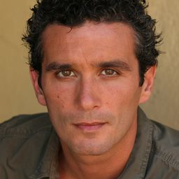 Xander Bailey 飾演 Tenente Bradford