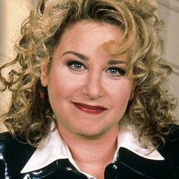 Rachel Chagall 飾演 Declining Agent