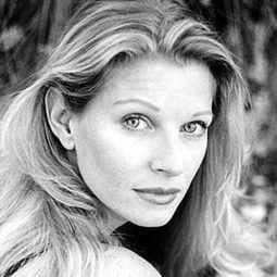 Melody Chase - The Waiter演員 飾演Cocktail Waitress