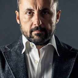 Lucio Patané 飾演 De Pascalis