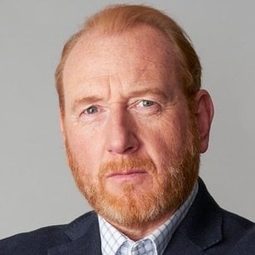 Adrian Scarborough - 皇上無話兒演員 飾演BBC Radio Announcer