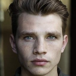 喬·艾須曼 飾演 Callum