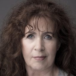 Bríd Ní Neachtain 飾演 Peig