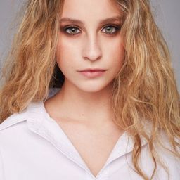 莎拉希門尼斯 - 胡莉糊濤演員 飾演Beatriz (Teenager)