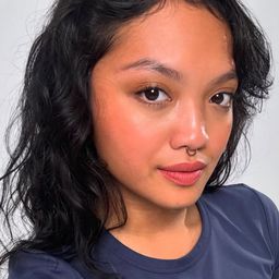 Anya Zen 飾演 Maya