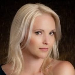 Amber Zion - 耶穌行傳-手語電影演員 飾演Joanna