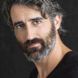 Víctor Duplá 飾演 Alfredo