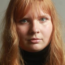 Julia Adamczyk 飾演 Policewoman