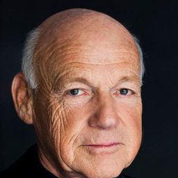 Dietrich Hollinderbäumer 飾演 Pater Vincens